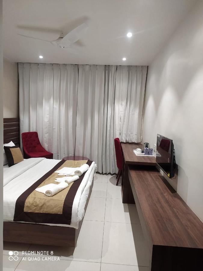 Rajlaxmi Hotel - Free Airport Pickup And Drop Dzsaipur Kültér fotó